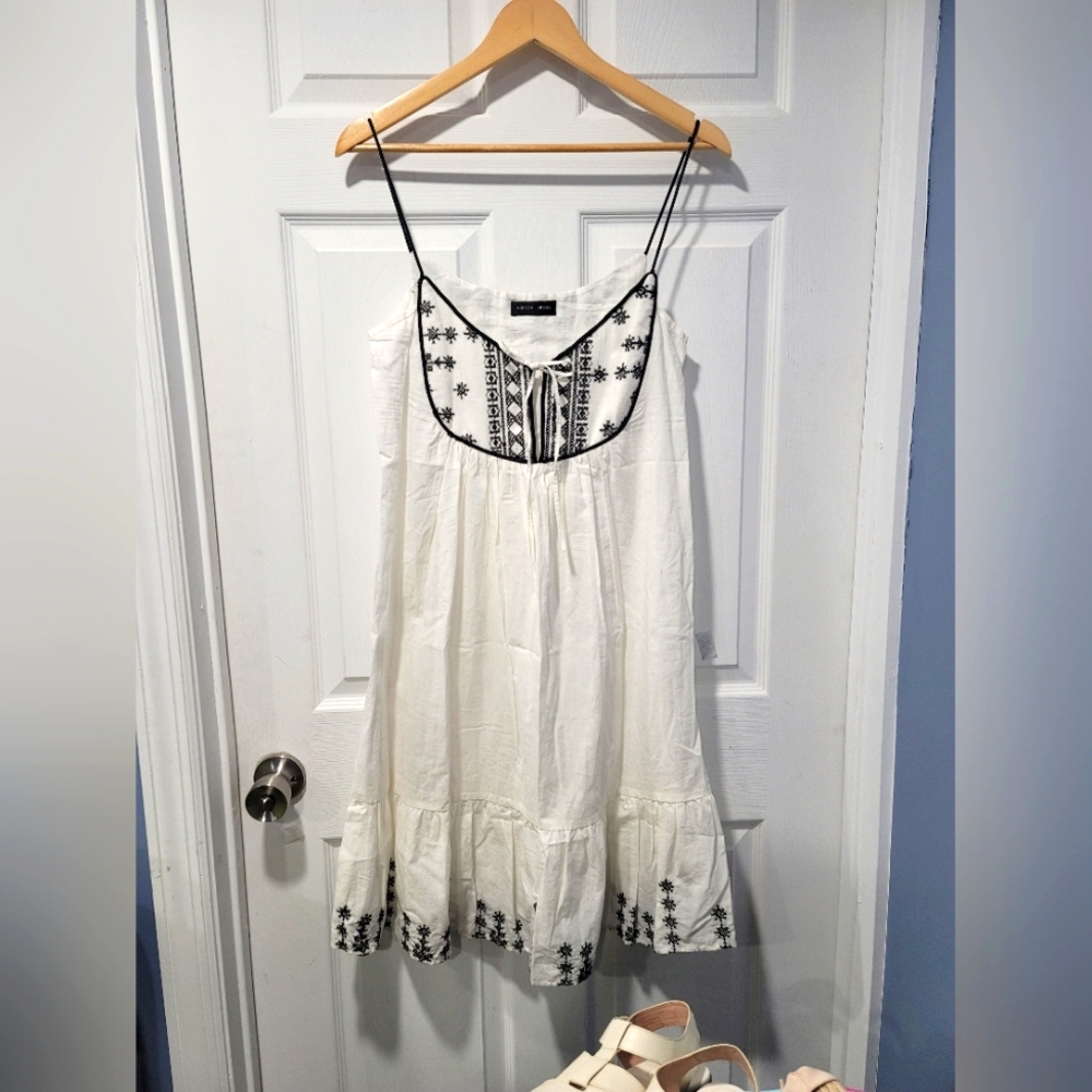 vtg aridza broos Tunic white with embroidery spaghetti straps 100%cotton .